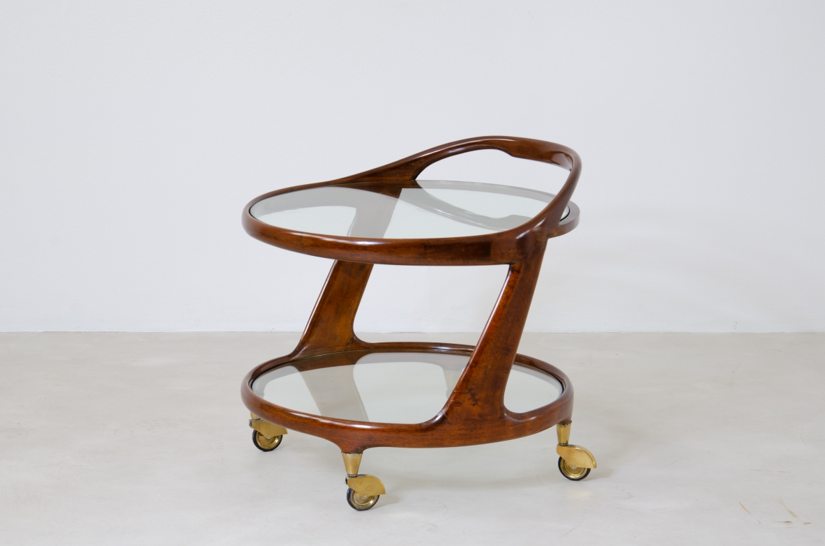 Carrello in mogano con dettagli in ottone e ripiani in cristallo molato.  Italia, 1950ca.