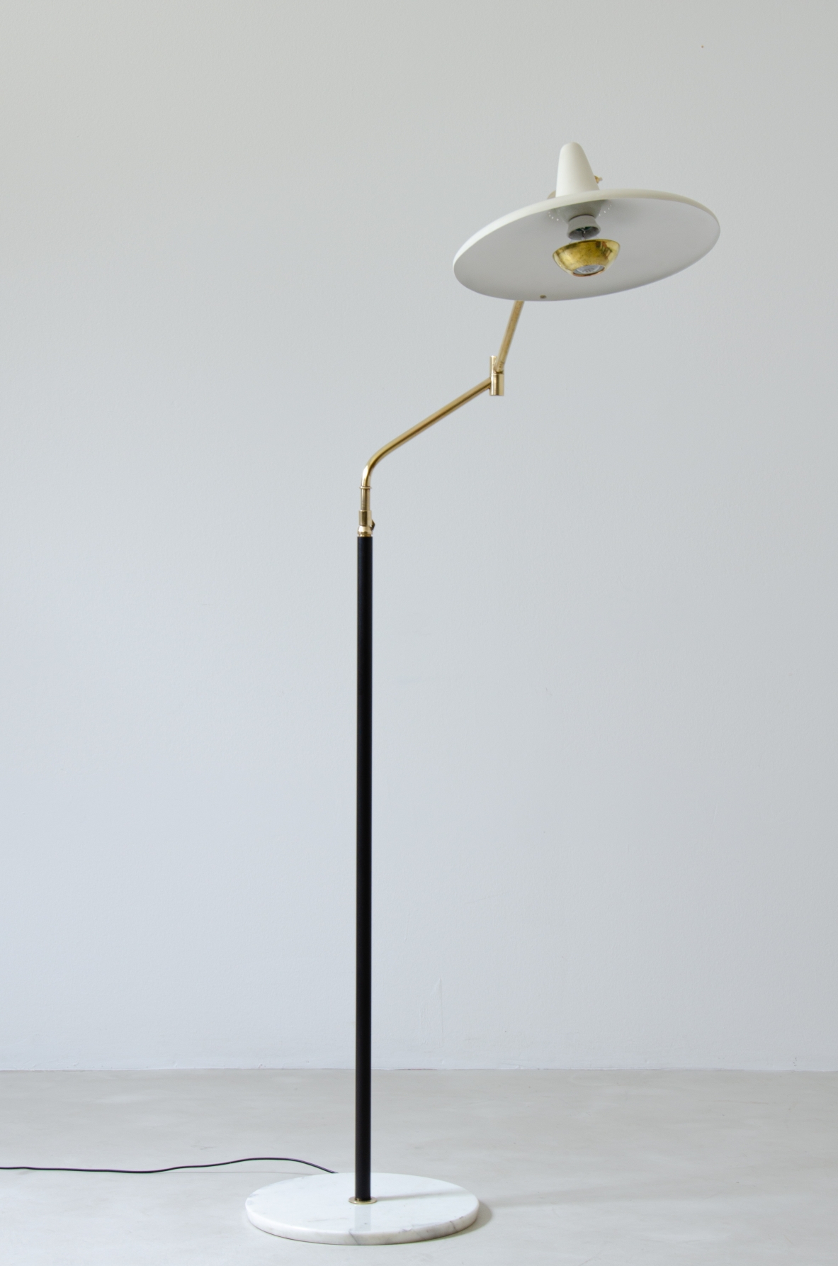 Stilnovo, lampada da terra con braccio in ottone snodabile, base in marmo. Marchio Stilnovo, 1955