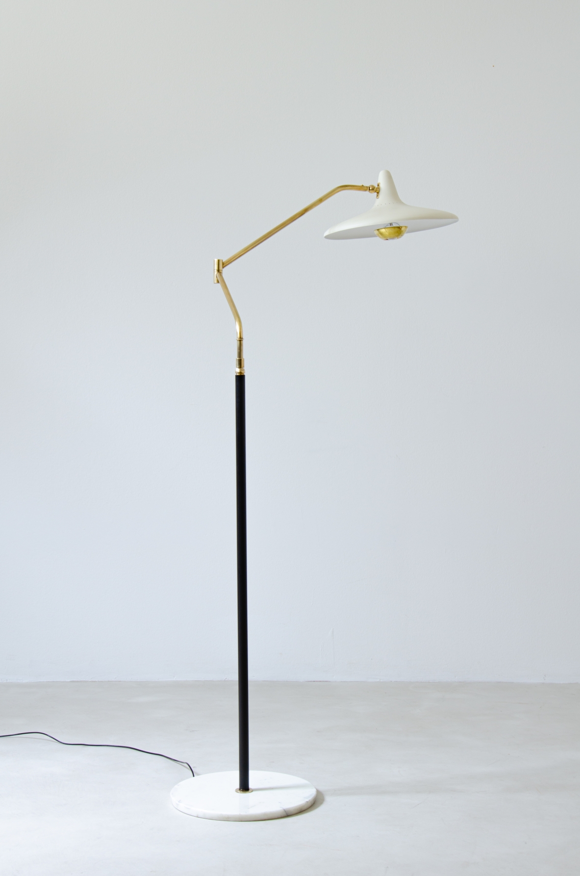 Stilnovo, lampada da terra con braccio in ottone snodabile, base in marmo. Marchio Stilnovo, 1955