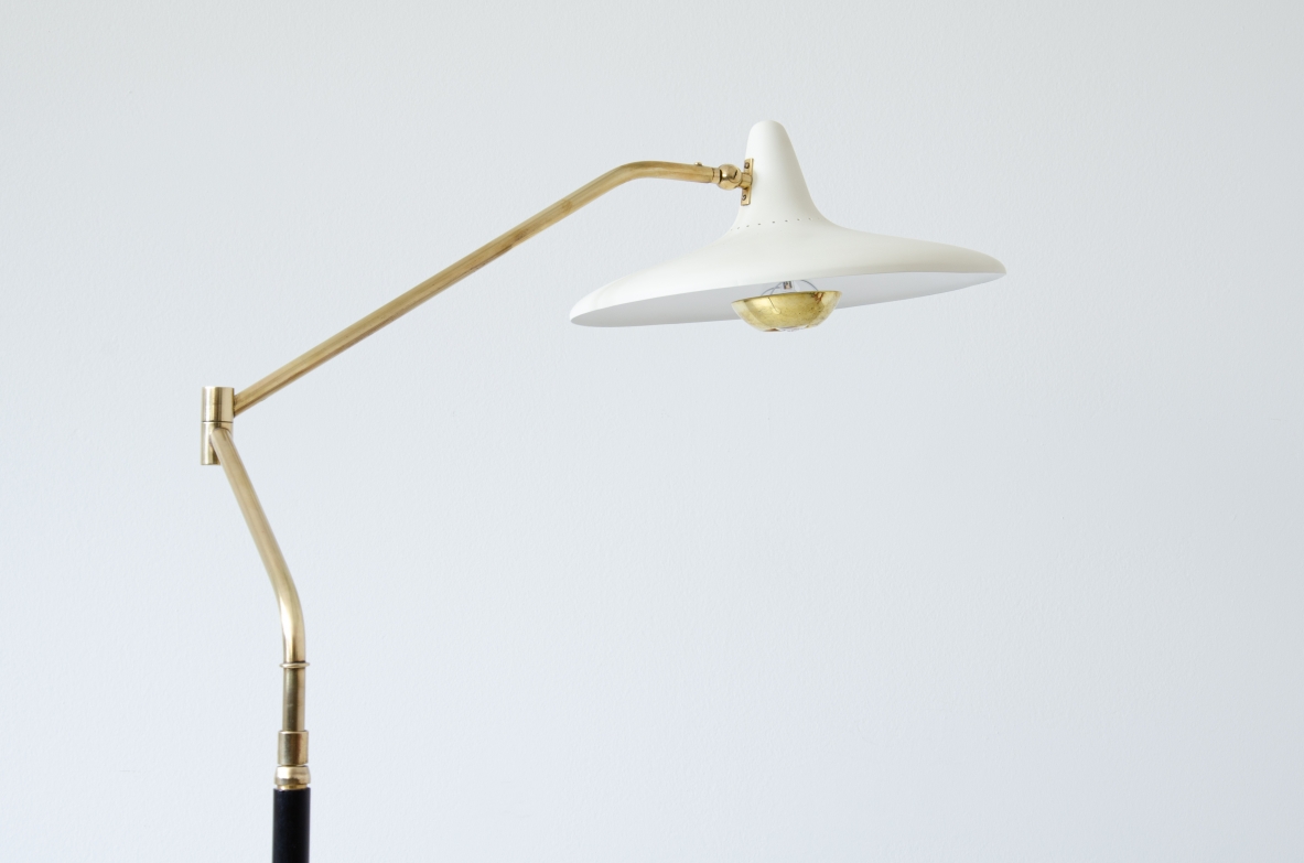 Stilnovo, lampada da terra con braccio in ottone snodabile, base in marmo. Marchio Stilnovo, 1955