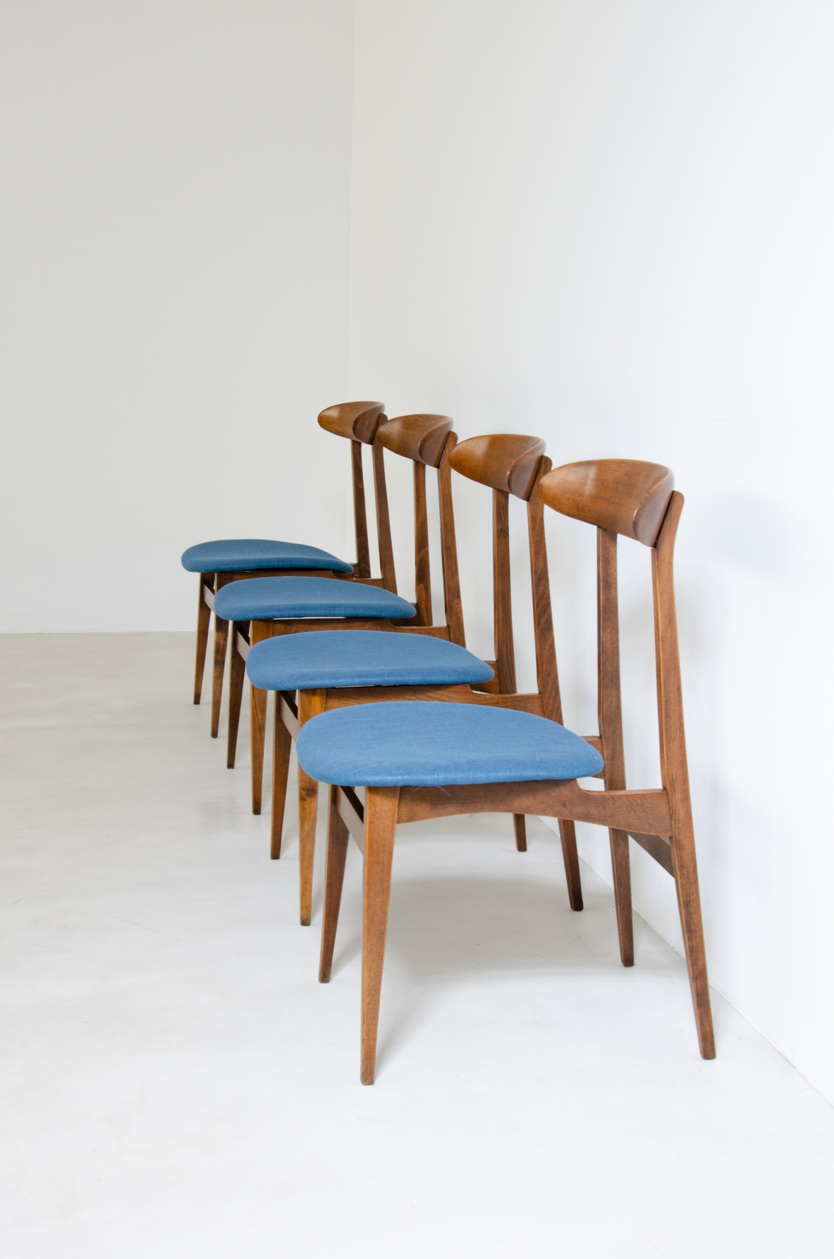 Set di 4 sedie in legno e tessuto imbottito.  Manifattura italiana anni 60.