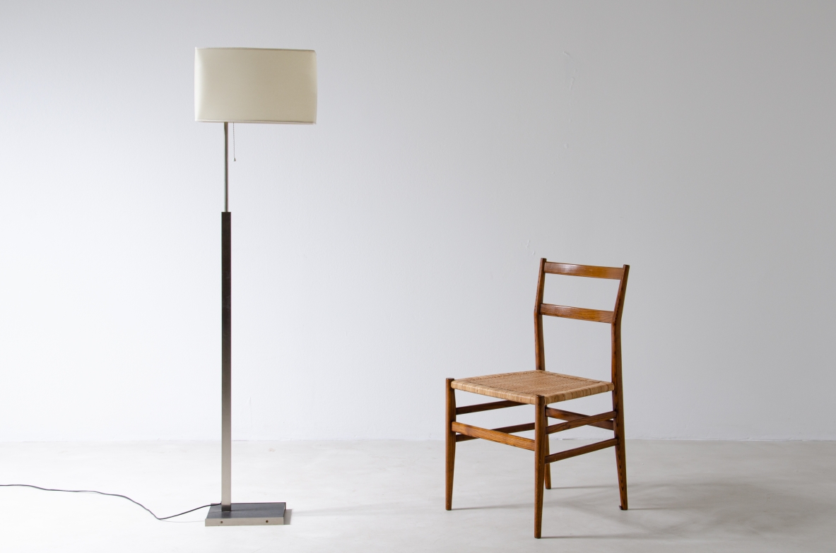 Stilnovo, particolare lampada da terra con struttura in ottone e paralume realizzato in tessuto