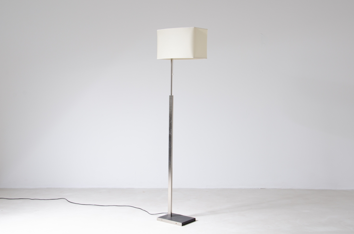 Stilnovo, particolare lampada da terra con struttura in ottone e paralume realizzato in tessuto