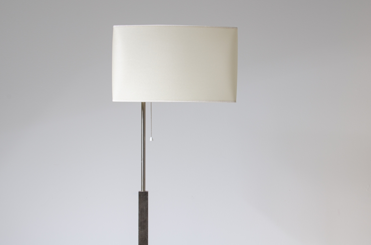 Stilnovo, particolare lampada da terra con struttura in ottone e paralume realizzato in tessuto