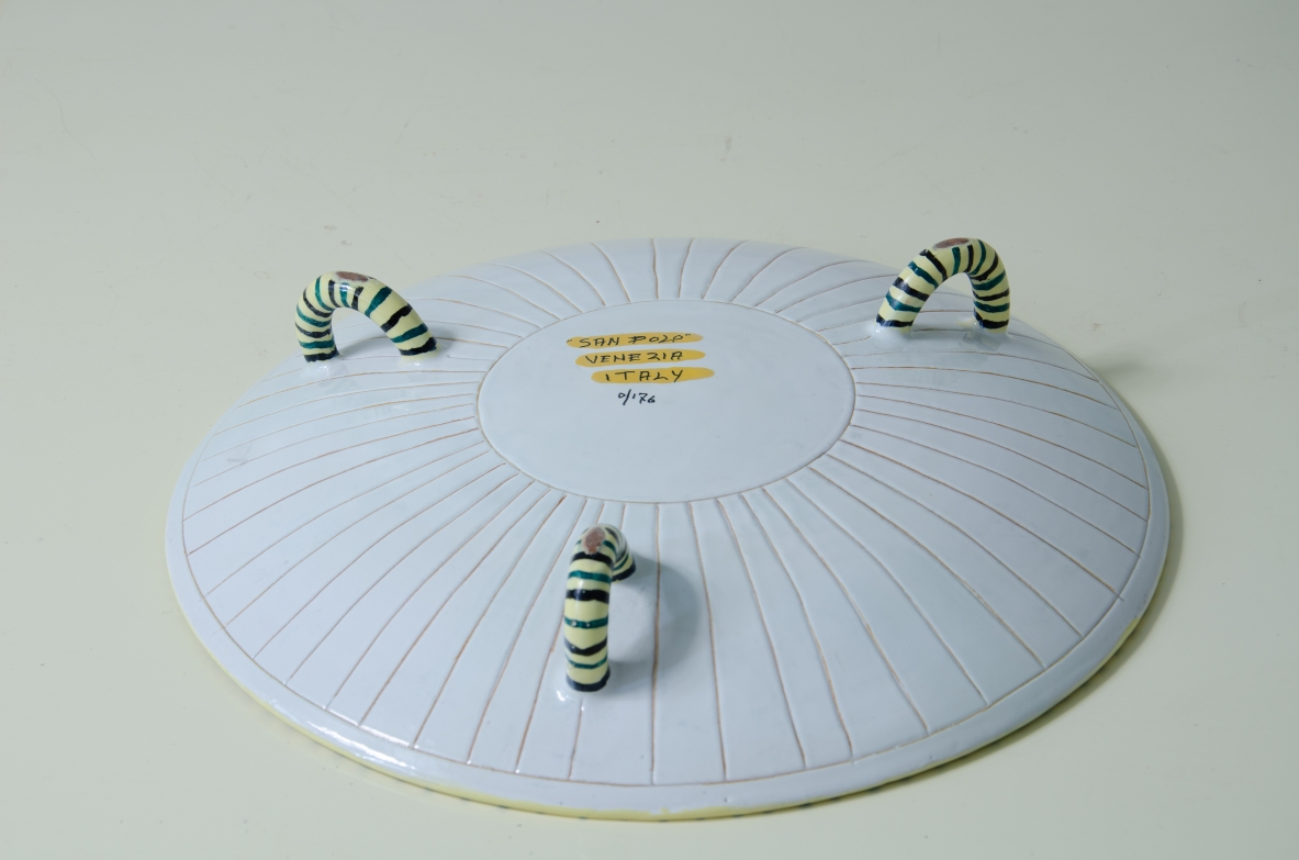 Raro piatto centrotavola in ceramica dipinta.  Produzione San Polo Venezia 1950ca.Raro piatto centrotavola in ceramica dipinta.  Produzione San Polo Venezia 1950ca.