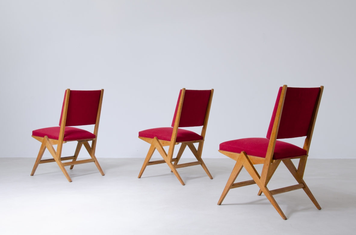 Gruppo di sei sedie in rovere rivestite in cotone rosso, Francia, 1950ca.
