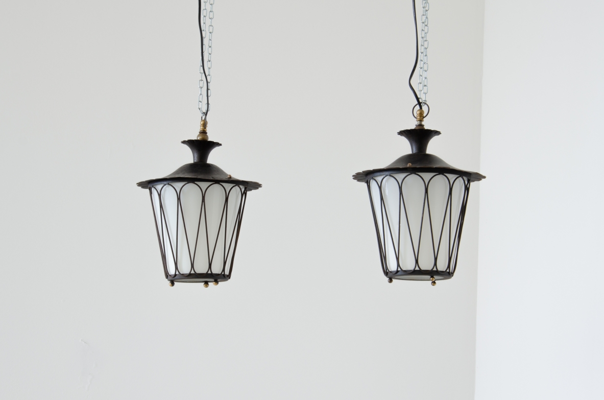 Coppia di lampadari con struttura in metallo verde scuro e dettagli in ottone.    Vetro bianco curvato all interno.  Casa & Giardino anni 30.   