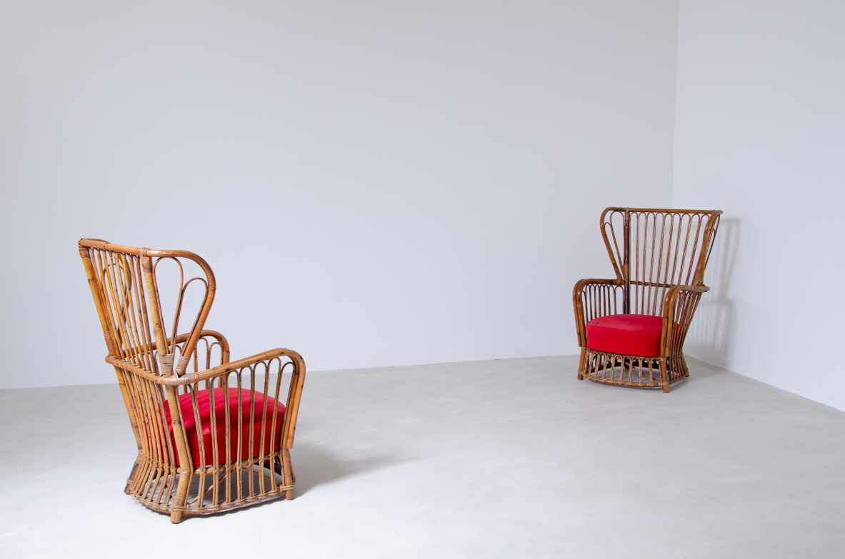 Coppia di poltroncine in rattan con seduta imbottita.  Manifattura italiana, anni '50.