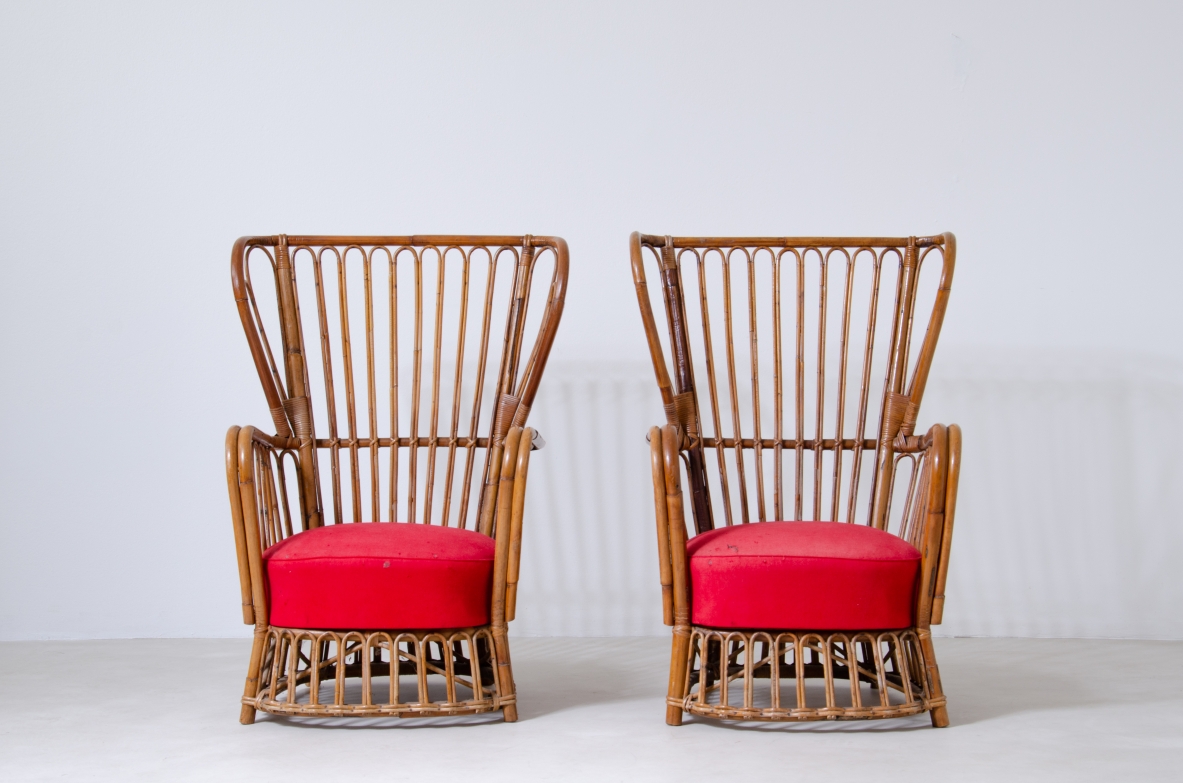 Coppia di poltroncine in rattan con seduta imbottita.  Manifattura italiana, anni '50.