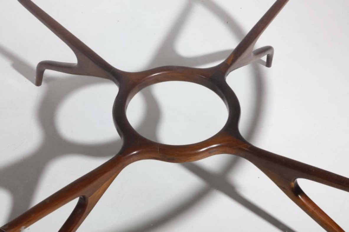 Giuseppe Scapinelli, grande tavolino con struttura di forma organica in palissandro e piano in cristallo, 1960ca.