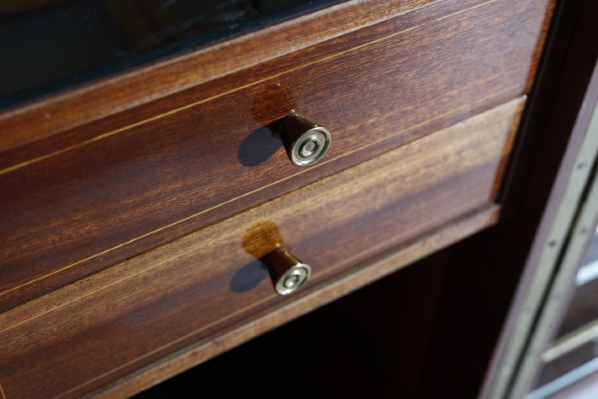 Paolo Buffa (1903-1970)  Elegante mobile bar con fronte in palissandro intarsiato e specchiature color ambra. All'interno ripiani e cassetti con scomparti e portabottiglie rivestiti in specchio. Dettagli in ottone.  Manifattura Italiana, 1940ca.