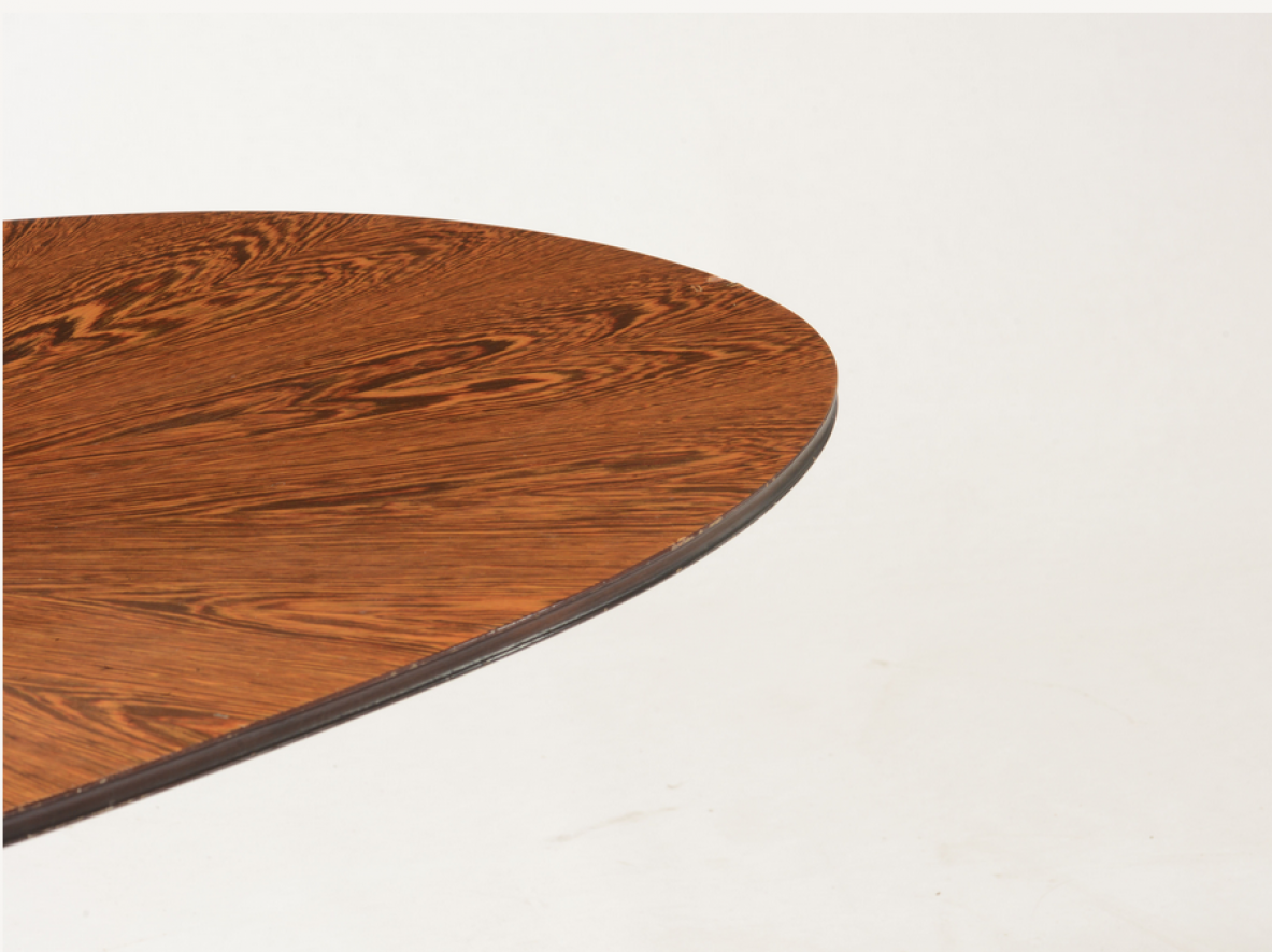 Elegante tavolo ovale con base tornita in legno laccato blu petrolio e disco in marmo, piano lastronato in legno di palma.  Scuola di Torino, 1960ca.