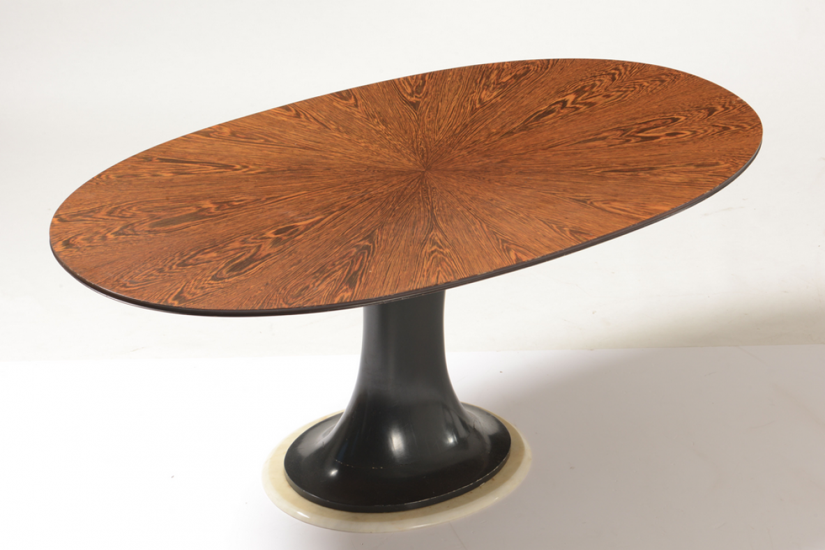 Elegante tavolo ovale con base tornita in legno laccato blu petrolio e disco in marmo, piano lastronato in legno di palma.  Scuola di Torino, 1960ca.