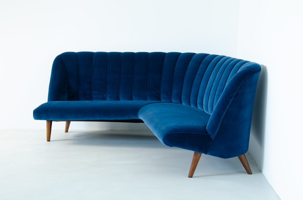 Osvaldo Borsani (1911-1985)  Divano ad angolo rivestito in velluto con elegante bacellatura sullo schienale.  Manifattura ABV Arredamenti Borsani Varedo 1950ca.