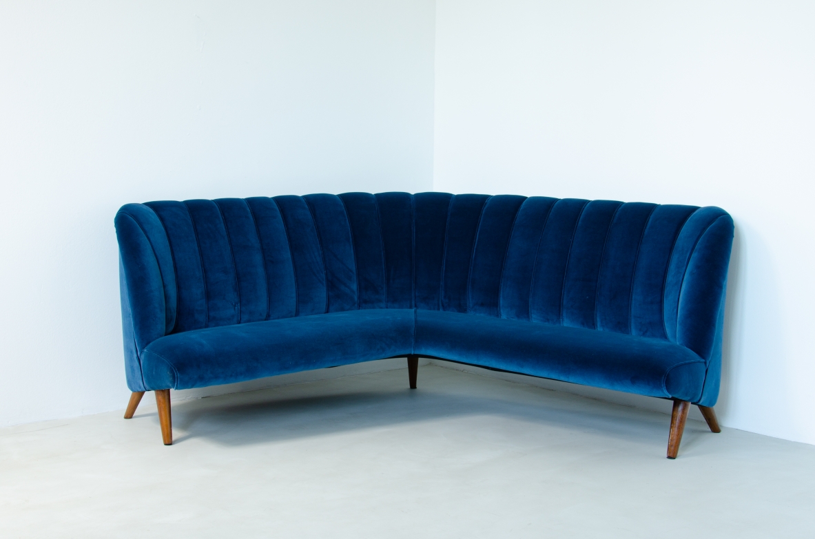 Osvaldo Borsani (1911-1985)  Divano ad angolo rivestito in velluto con elegante bacellatura sullo schienale.  Manifattura ABV Arredamenti Borsani Varedo 1950ca.