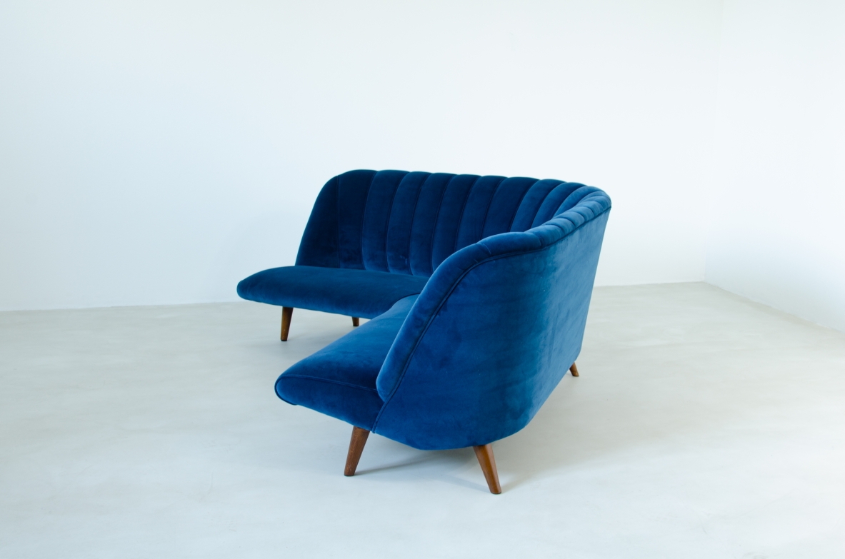 Osvaldo Borsani (1911-1985)  Divano ad angolo rivestito in velluto con elegante bacellatura sullo schienale.  Manifattura ABV Arredamenti Borsani Varedo 1950ca.