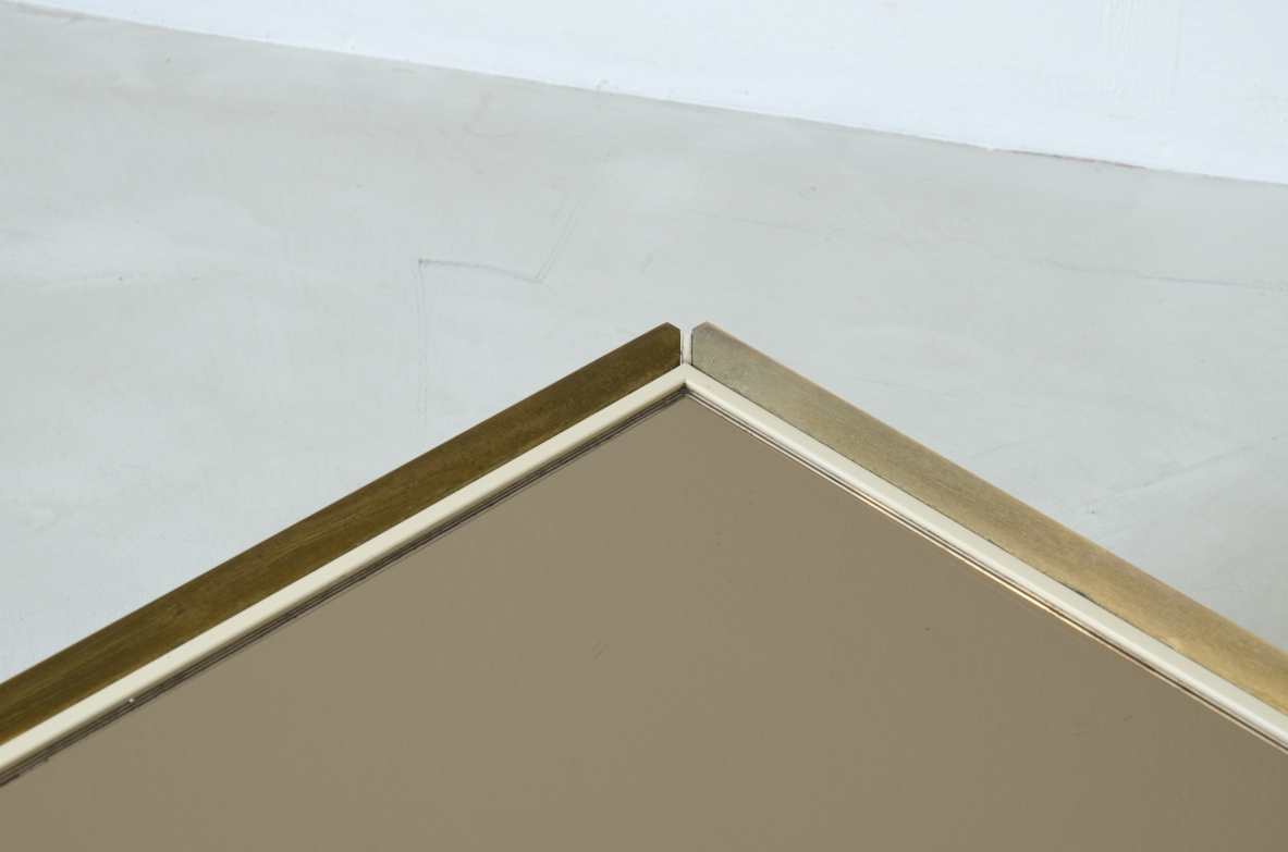 Willy Rizzo (1928-2013)  Tavolino in ottone e metallo verniciato con piano in vetro specchiato bronzo scuro.  Prodotto da Officine Willy Rizzo, Tivoli, 1970.