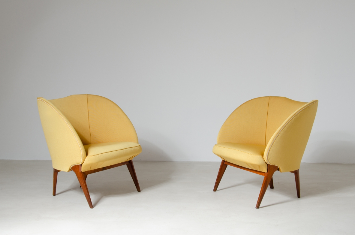 Federico Munari, pair of armchairs with sculptural shaped back.  Italian manufacture, 1950s.