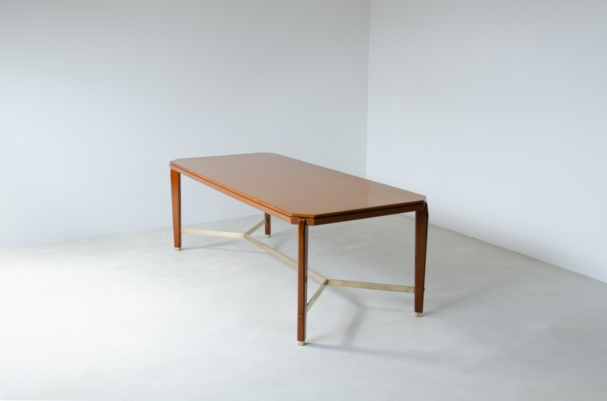 Gio Ponti (1891-1979)  Tavolo in noce biondo con crociera in ottone.  Disegnato e prodotto per gli uffici BNL di Milano nel 1956.