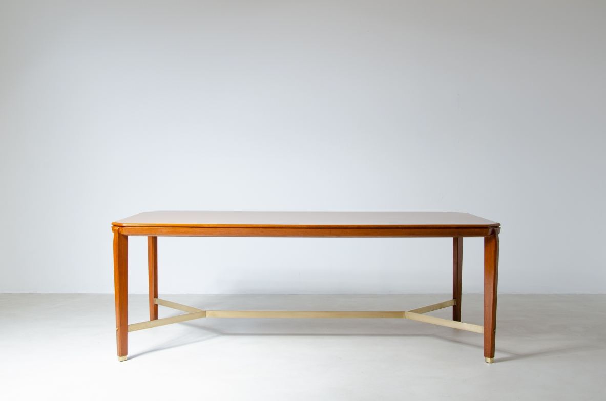 Gio Ponti (1891-1979)  Tavolo in noce biondo con crociera in ottone.  Disegnato e prodotto per gli uffici BNL di Milano nel 1956.