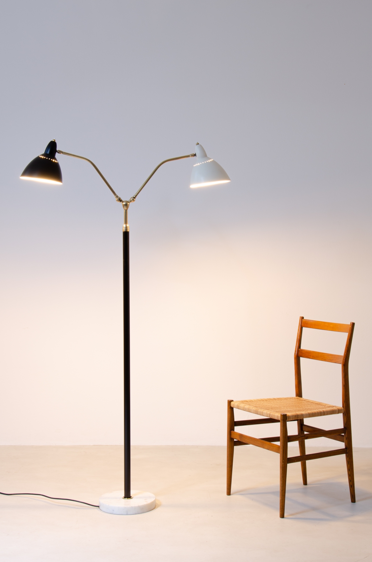 Floor lamp with marble base, brass stem and double diffuser in painted metal.  Prod. Lumen, 1950ca.