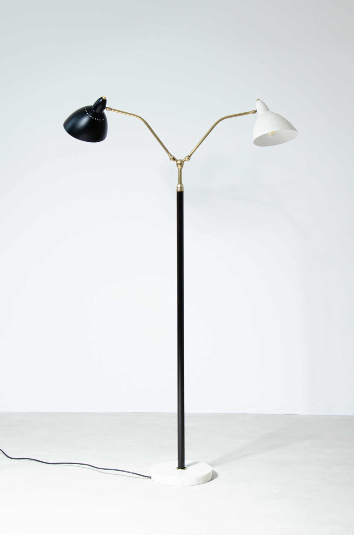 Floor lamp with marble base, brass stem and double diffuser in painted metal.  Prod. Lumen, 1950ca.