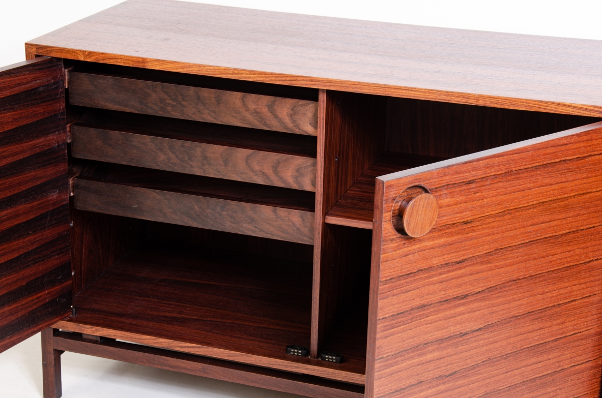 Hans Hove & Palle Petersen  Coppia di raffinati mobili contenitori in palissandro con belle maniglie in legno tornito, ripiani e cassetti all' interno.  Danimarca, 1960ca.