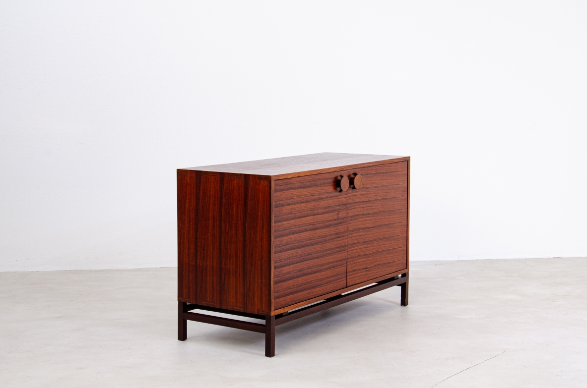 Hans Hove & Palle Petersen  Coppia di raffinati mobili contenitori in palissandro con belle maniglie in legno tornito, ripiani e cassetti all' interno.  Danimarca, 1960ca.