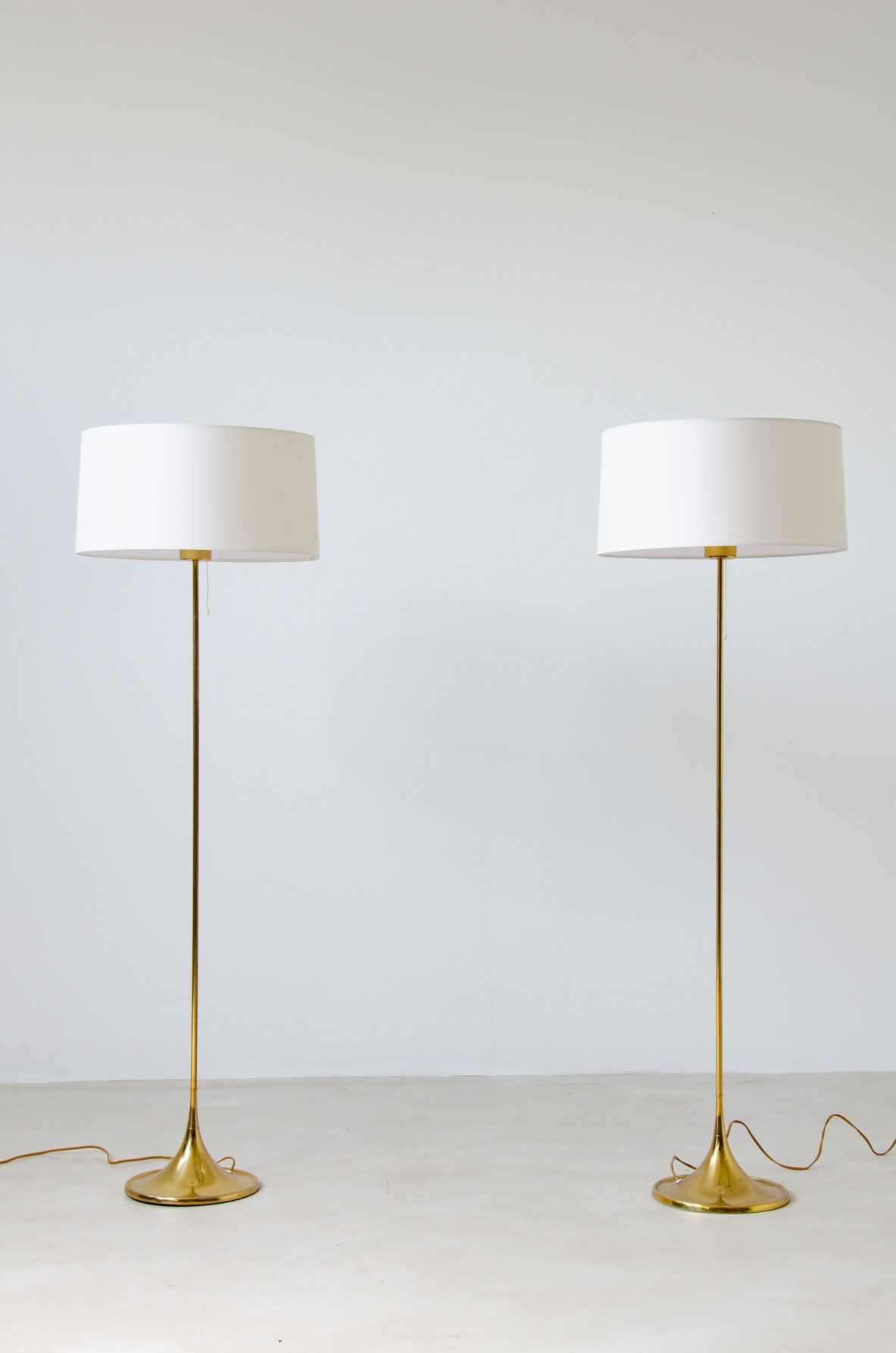 Coppia di eleganti lampade in ottone con cappello in tessuto.  Prod. Bergboms, Svezia 1960ca.