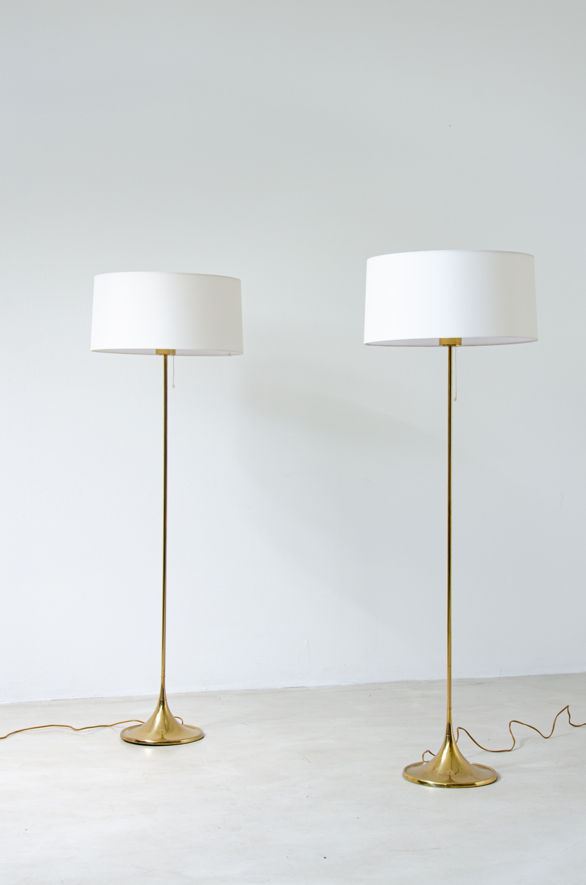 Coppia di eleganti lampade in ottone con cappello in tessuto.  Prod. Bergboms, Svezia 1960ca.