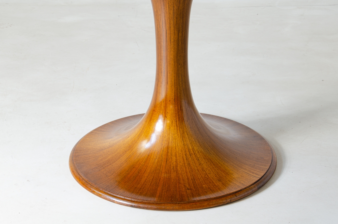 Luigi Massoni (1930)  Raro ed elegante tavolo con base tornita e lastronata.   Manifattura, Mobilia, Italia 1959.