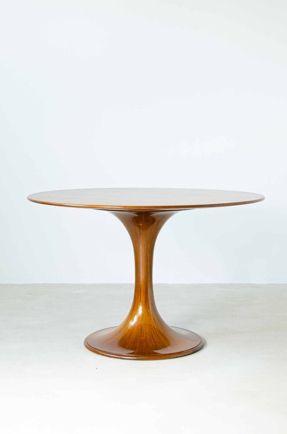 Luigi Massoni (1930)  Raro ed elegante tavolo con base tornita e lastronata.   Manifattura, Mobilia, Italia 1959.
