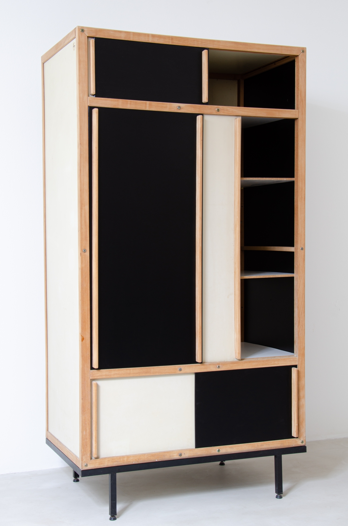 André Sornay (1902.2000)  Cabinet with sliding doors in two-color lacquered wood, wooden structure and lacquered plywood panels, iron base.  France, Lyon, 1950's.