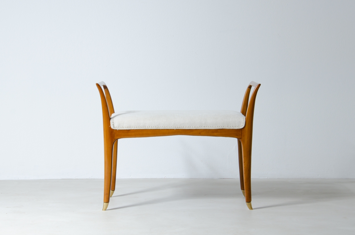 Elegante seduta in legno di ciliegio con puntali in ottone.  Attribuzione Gio Ponti, 1950ca.