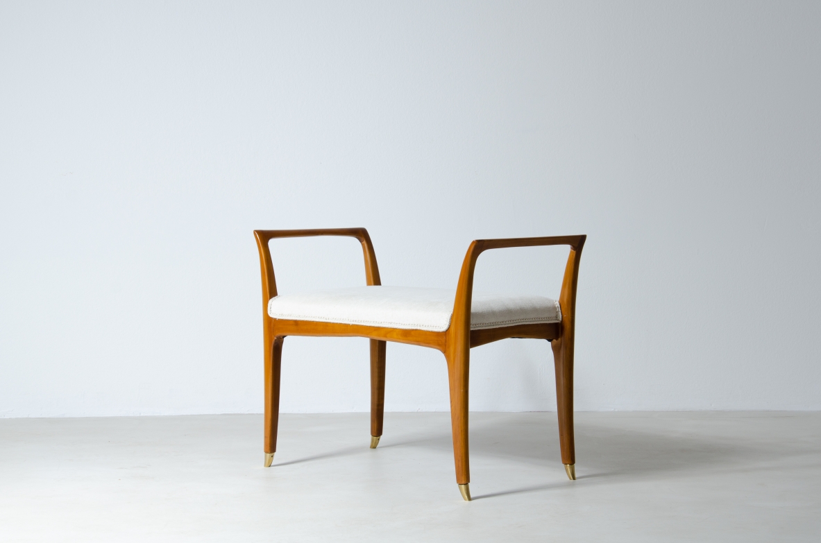 Elegante seduta in legno di ciliegio con puntali in ottone.  Attribuzione Gio Ponti, 1950ca.