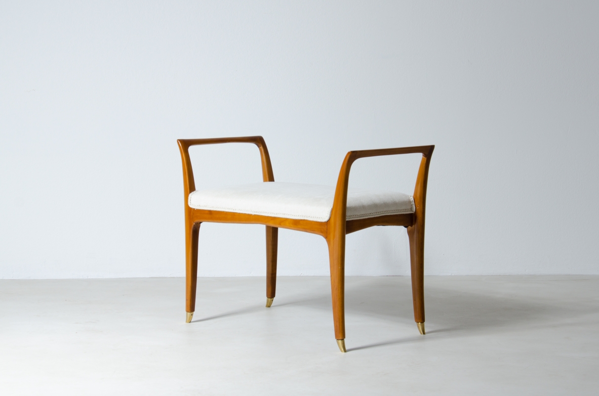 Elegante seduta in legno di ciliegio con puntali in ottone.  Attribuzione Gio Ponti, 1950ca.