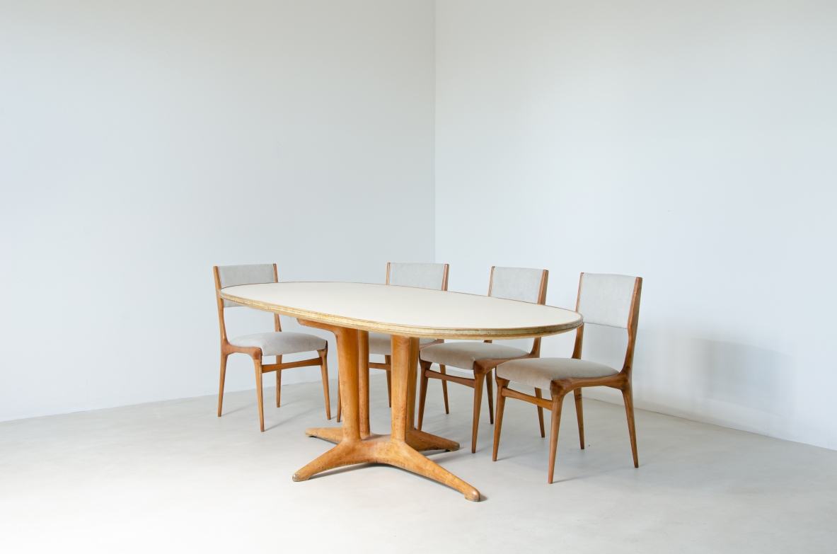 Grande tavolo con elegante struttura in legno biondo e piano rivestito in pergamena.  Manifattura italiana anni 50.
