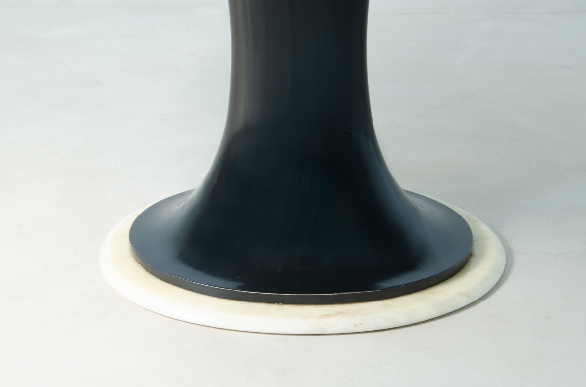 Elegante tavolo ovale con base tornita in legno laccato blu petrolio e disco in marmo, piano lastronato in legno di palma.  Scuola di Torino, 1960ca.