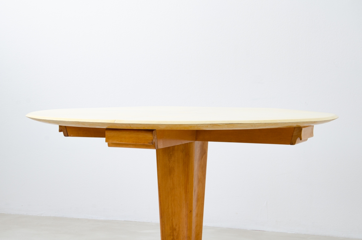 Raro tavolo con piano in pergamena e base sagomata in marmo 