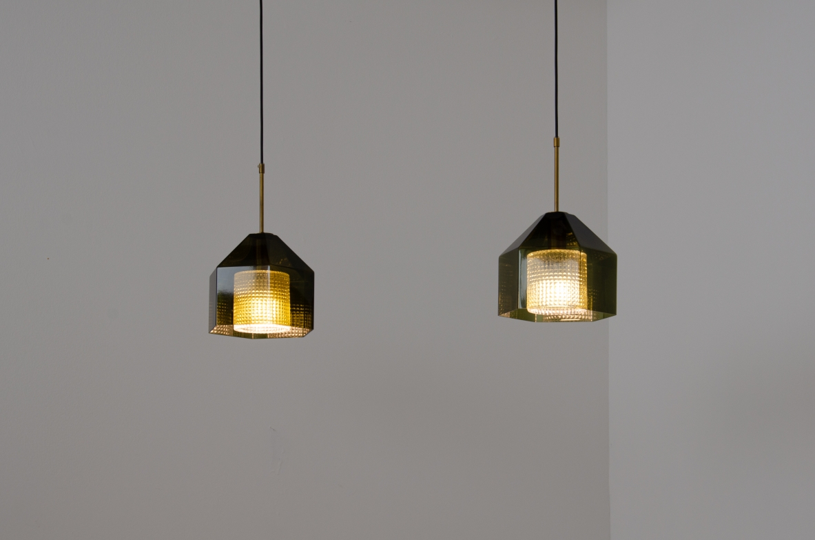 Carl Fagerhult, rara coppia di piccoli lampadari a forma di diamante in vetro molato grigio/verde con corona in vetro trasparente all'interno e passafilo in ottone.  Produzione Orrefos, Svezia, 1960ca.