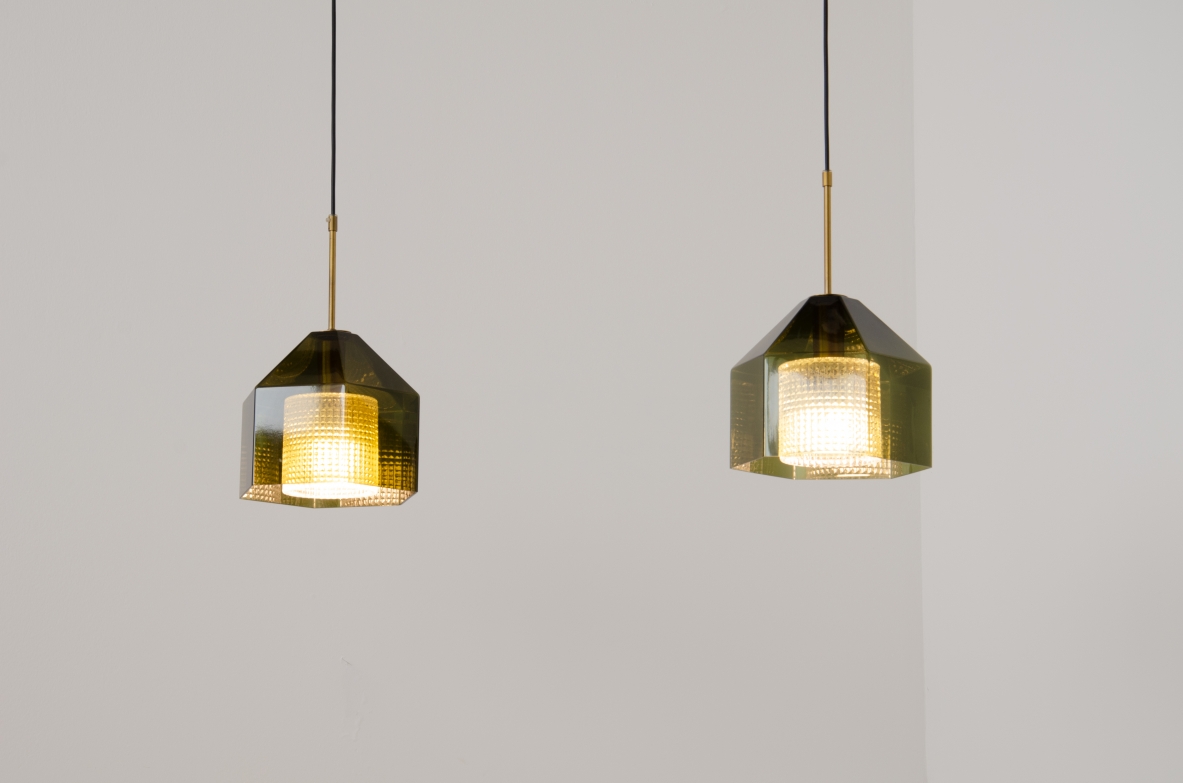 Carl Fagerhult, rara coppia di piccoli lampadari a forma di diamante in vetro molato grigio/verde con corona in vetro trasparente all'interno e passafilo in ottone.  Produzione Orrefos, Svezia, 1960ca.