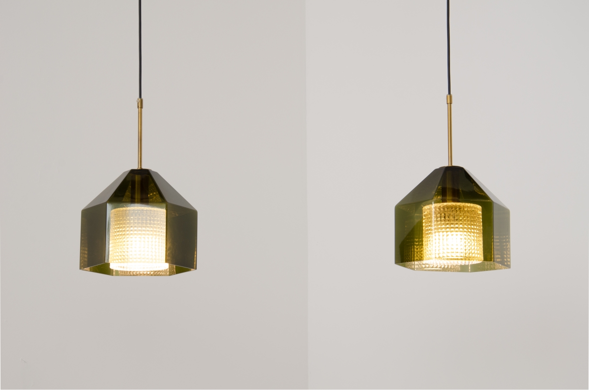 Carl Fagerhult, rara coppia di piccoli lampadari a forma di diamante in vetro molato grigio/verde con corona in vetro trasparente all'interno e passafilo in ottone.  Produzione Orrefos, Svezia, 1960ca.
