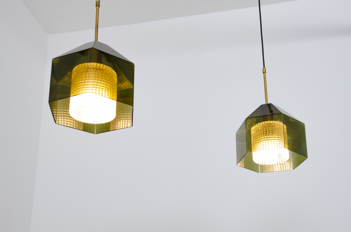 Carl Fagerhult, rara coppia di piccoli lampadari a forma di diamante in vetro molato grigio/verde con corona in vetro trasparente all'interno e passafilo in ottone.  Produzione Orrefos, Svezia, 1960ca.