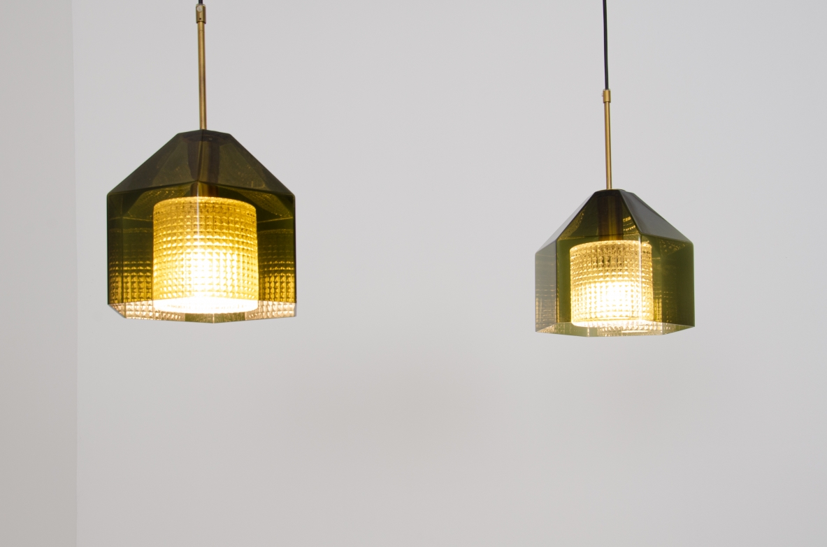 Carl Fagerhult, rara coppia di piccoli lampadari a forma di diamante in vetro molato grigio/verde con corona in vetro trasparente all'interno e passafilo in ottone.  Produzione Orrefos, Svezia, 1960ca.