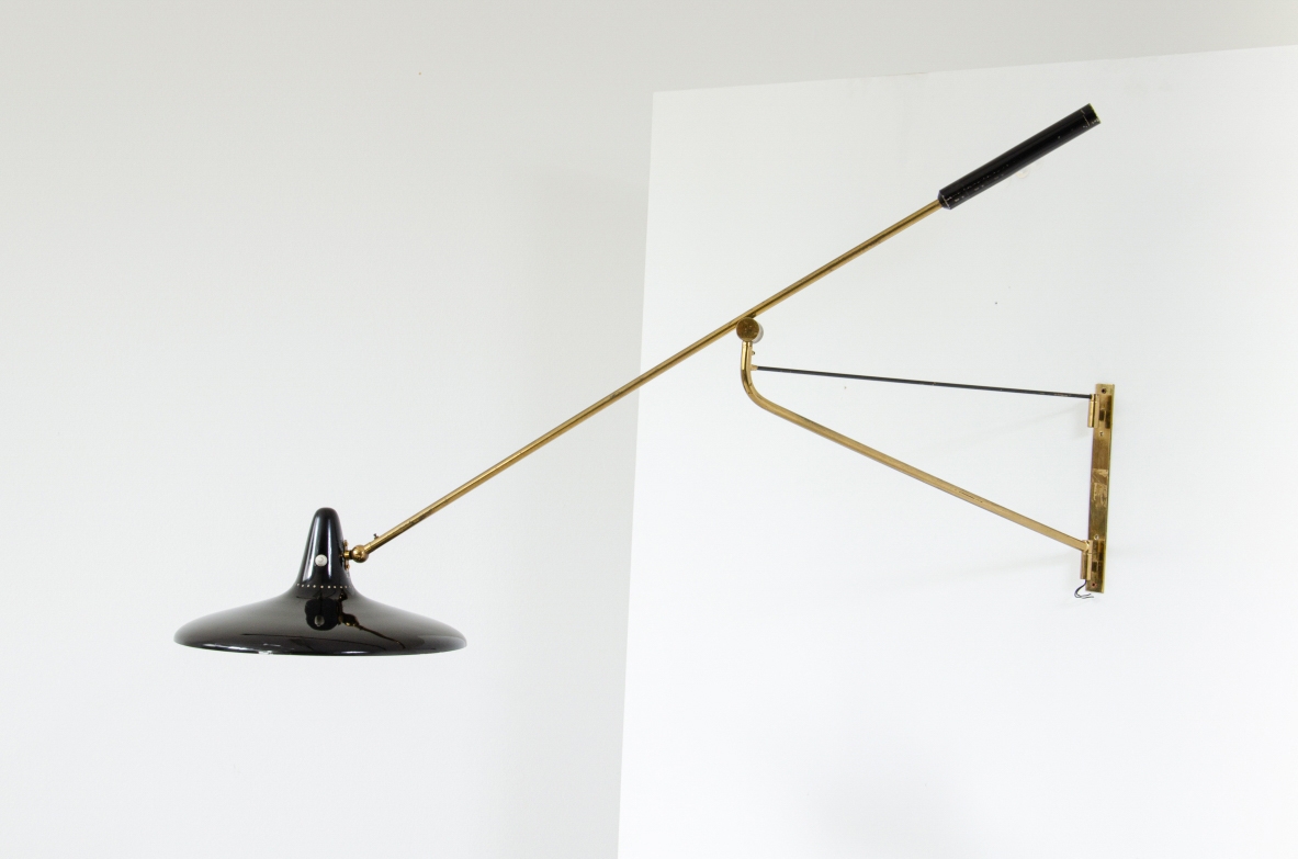 Stilnovo, rare 1950's adjustable wall light in painted metal and brass.  Stamp of the manufacturer.