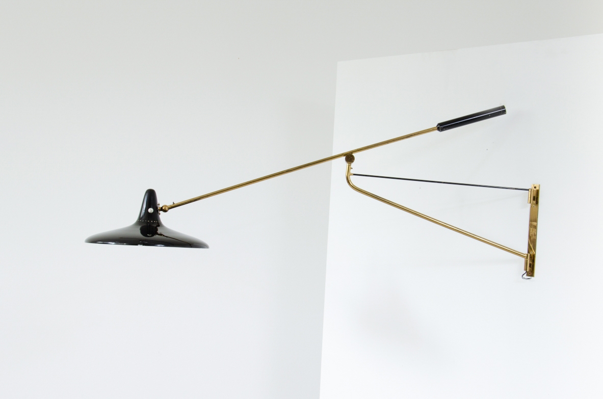 Stilnovo, rare 1950's adjustable wall light in painted metal and brass.  Stamp of the manufacturer.