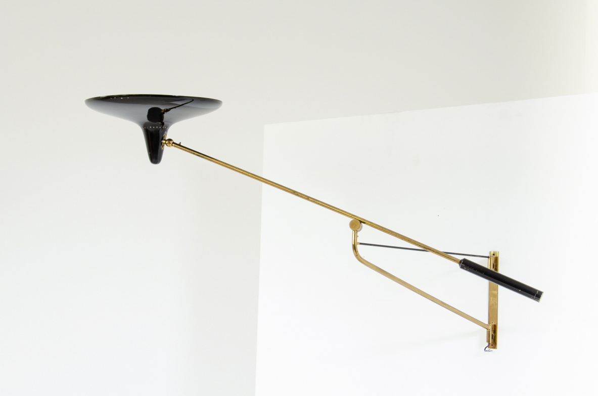 Stilnovo, rare 1950's adjustable wall light in painted metal and brass.  Stamp of the manufacturer.