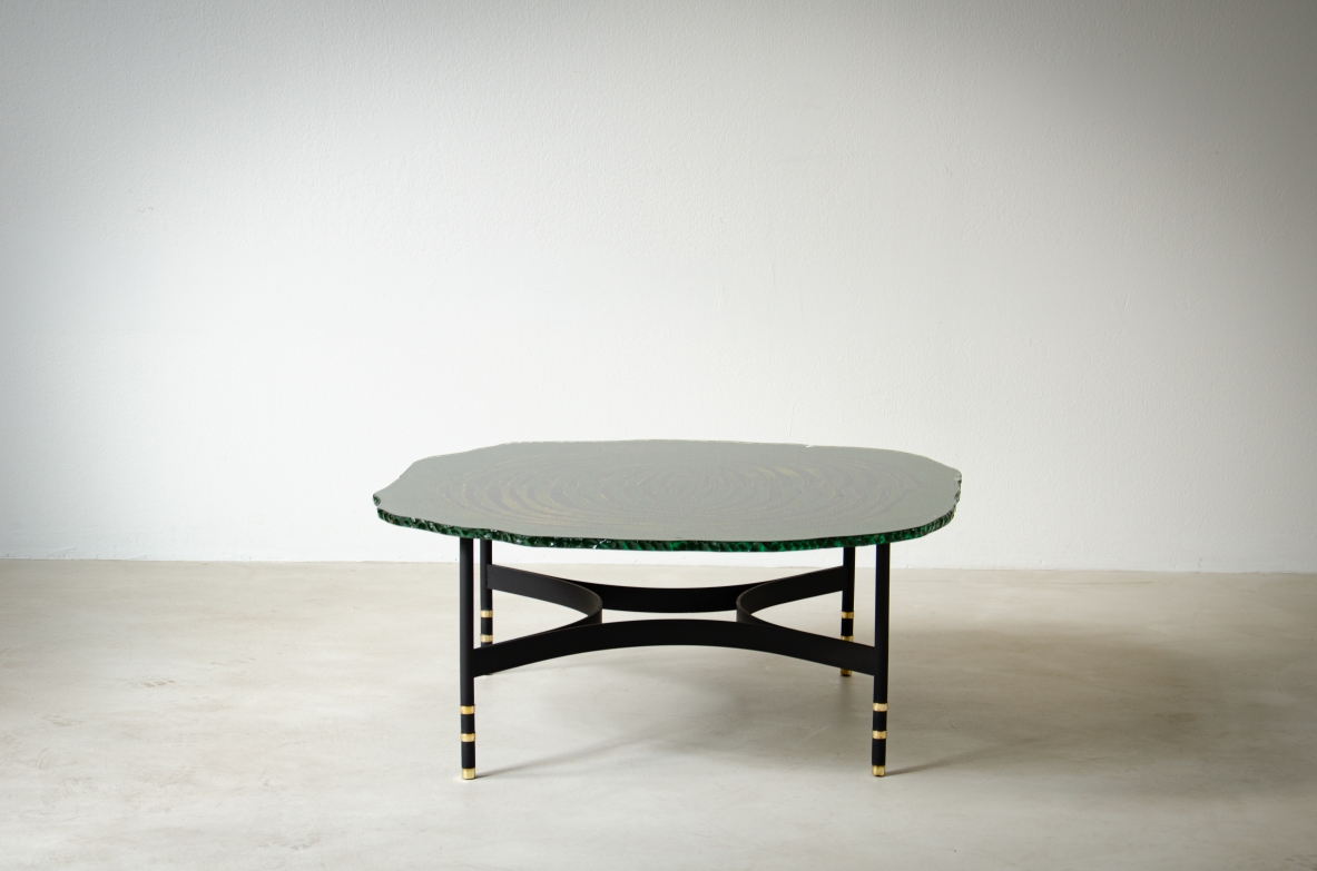 Duilio Barnabè detto Dubè (1914-1961)  Tavolino con struttura in metallo e ottone con piano in vetro di grande spessore curvato e molato lungo i bordi e retro dipinto a smalto.  Produzione Fontana Arte anni 50.