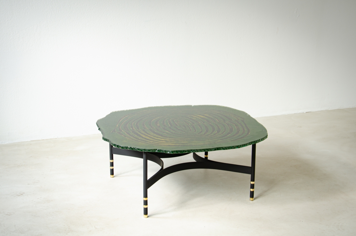 Duilio Barnabè detto Dubè (1914-1961)  Tavolino con struttura in metallo e ottone con piano in vetro di grande spessore curvato e molato lungo i bordi e retro dipinto a smalto.  Produzione Fontana Arte anni 50.