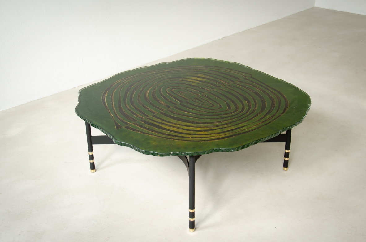 Duilio Barnabè detto Dubè (1914-1961)  Tavolino con struttura in metallo e ottone con piano in vetro di grande spessore curvato e molato lungo i bordi e retro dipinto a smalto.  Produzione Fontana Arte anni 50.